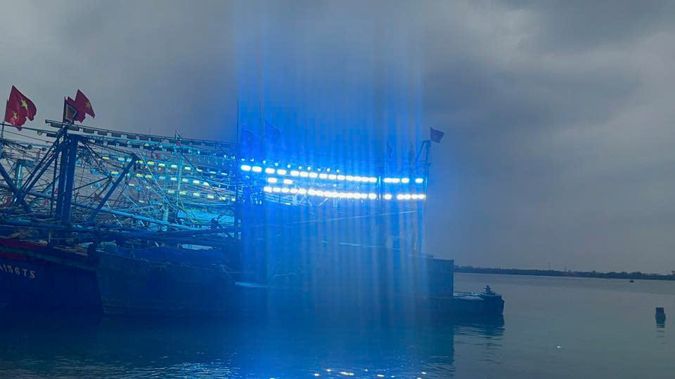Đèn LED tàu cá Ocean Shengjing ánh sáng lam lục 1000W 10 Đèn LED tàu cá Ocean Shengjing 1000W ánh sáng lam lục được lắp đặt trên tàu