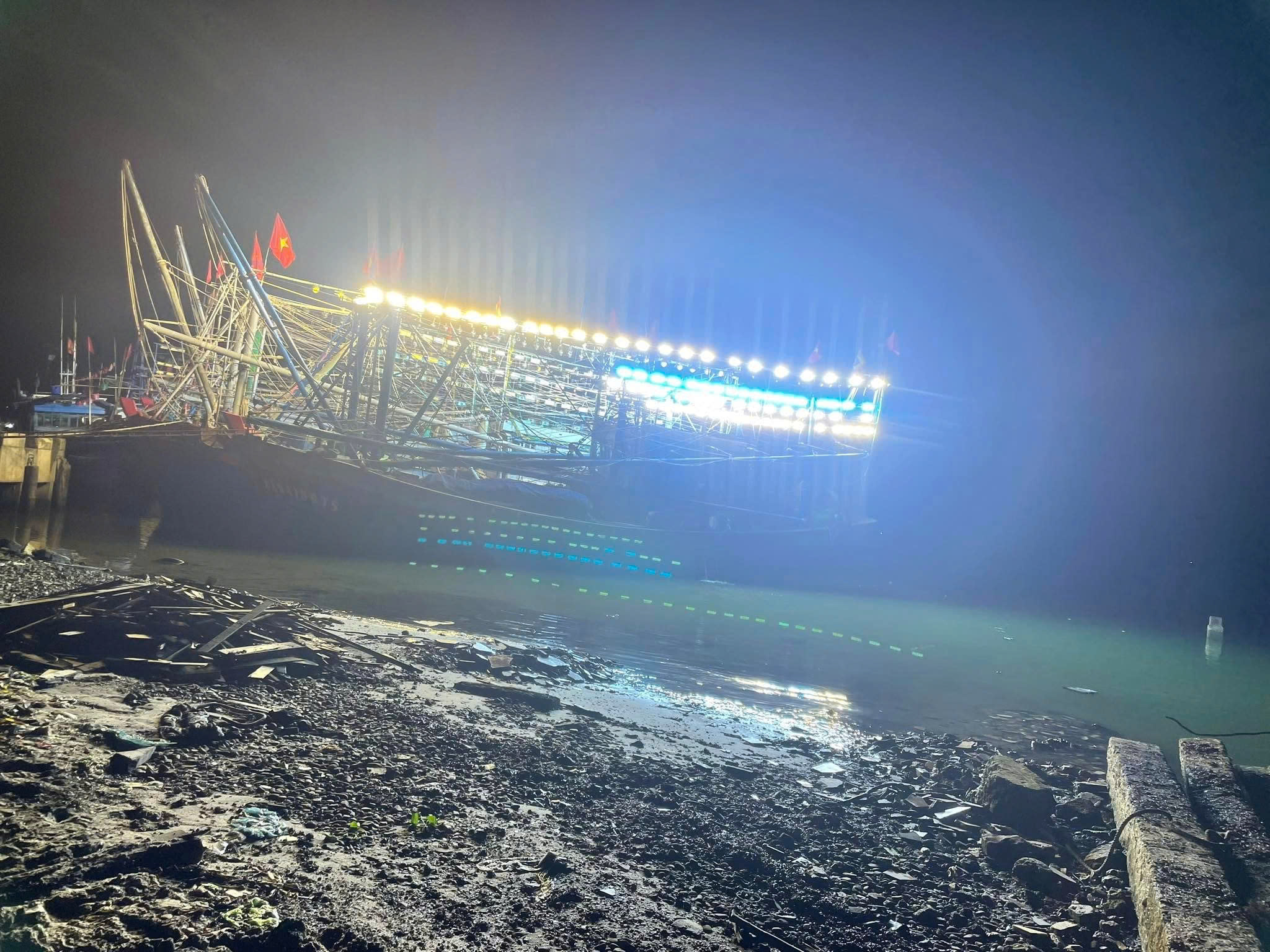 Đèn LED tàu cá Ocean Shengjing ánh sáng vàng 1000W 6 Đèn LED tàu cá Ocean Shengjing ánh sáng vàng 1000W thiết kế chuyên dụng cho môi trường biển